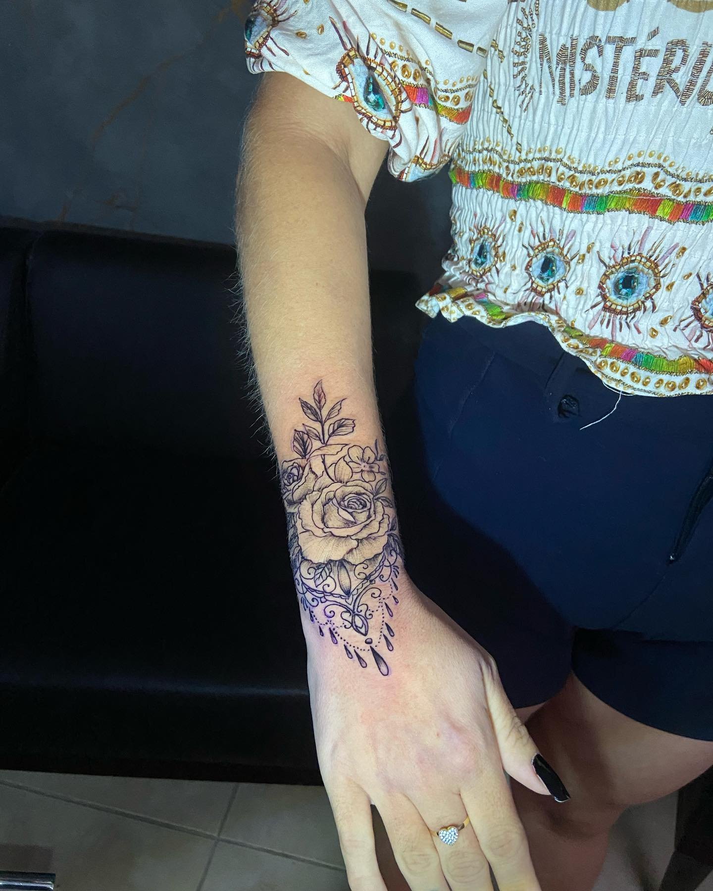Tatuagem mandala na mão com rosas e arabescos. Tattoo super delicada  #submundota… – Submundo